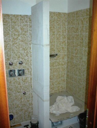 Die neue Duschmauer, die das Duschbecken vom WC trennt